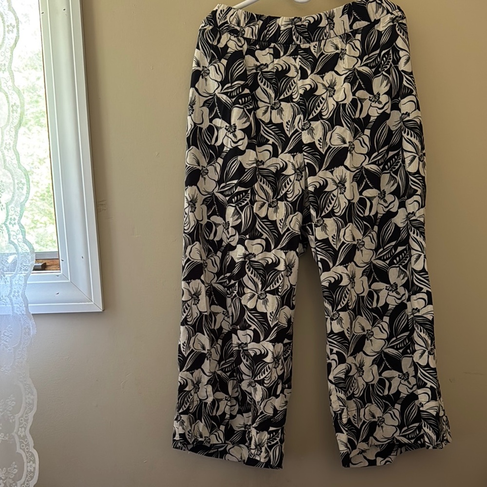 GAP Black and White Floral Cropped Pants